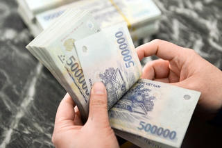 Kiến nghị Chính phủ chưa tăng lương tối thiểu vùng năm 2021