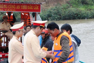 Đắk Lắk: Trao đò ngang tặng người dân xã vùng sâu