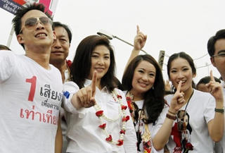 Con trai ông Thaksin bị thẩm vấn