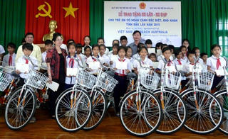 Đắk Lắk: Tặng hơn 400 suất quà cho trẻ em có hoàn cảnh đặc biệt khó khăn