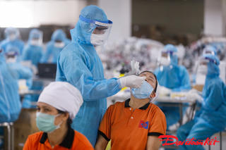 [ẢNH] Xuyên đêm lấy mẫu xét nghiệm Covid-19 cho 10 nghìn công nhân KCN Quang Châu