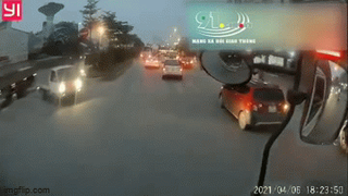 Lái xe 'hổ báo' đi ngược chiều, thách thức tài xế đi đúng luật