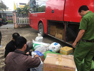 9 phách gỗ hộp cất giấu trên trần và dưới gầm xe khách