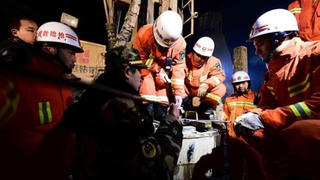 8 người sống sót 5 ngày sau vụ sập mỏ ở Trung Quốc
