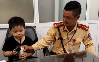 Bé trai 4 tuổi lang thang giữa phố phường Hà Nội
