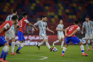 Không thắng Chile, Messi vẫn ngang nhiên vượt mặt Ronaldo