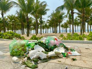 [Ảnh] Du khách thiếu ý thức xả rác ngập Bãi Cháy