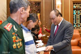 Thủ tướng thăm, chúc Tết người nghèo, gia đình chính sách