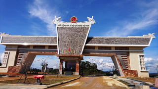 Gắn biển công trình Quốc môn cửa khẩu Nam Giang