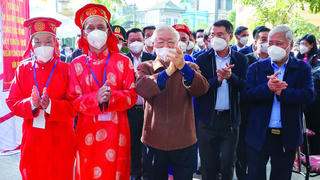 Cả dân tộc đoàn kết việc khó mấy cũng vượt qua