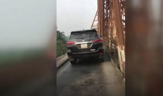 Xe ôtô 7 chỗ ngang nhiên đi trên cầu Long Biên
