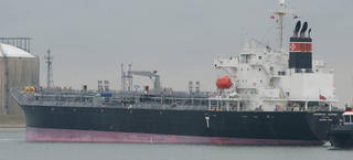 Tàu nước ngoài chở hơn 1.700 tấn dầu mắc cạn gần đảo Phú Quý