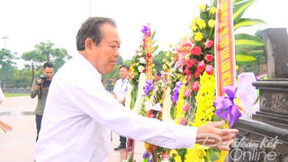 Phó Thủ tướng Thường trực Chính phủ Trương Hòa Bình dâng hương Tượng đài Mẹ Việt Nam anh hùng