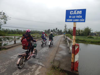 Cầu xuống cấp, người dân bất an