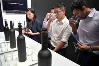 Chai nước sạch đắt nhất châu Á, giá 28 triệu đồng