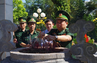Tư lệnh BĐBP dâng hương tại Khu tưởng niệm các anh hùng liệt sĩ Pò Hèn