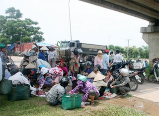 Họp chợ dưới chân cầu