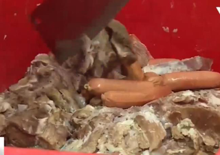 Phát hiện cơ sở dùng thịt lợn bẩn sản xuất xúc xích tại Hà Nội