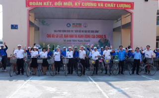 Đạp xe phát động cuộc thi ‘Biến đổi khí hậu với cuộc sống’