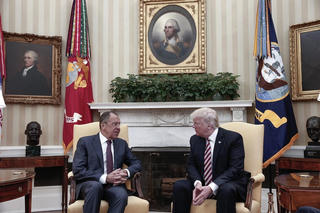 Nhà Trắng lại khủng hoảng sau cáo buộc Tổng thống Trump để lộ tin mật
