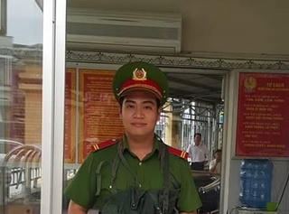 Chiến sĩ vọng gác Kho bạc Nhà nước trả lại tiền cho người đánh rơi