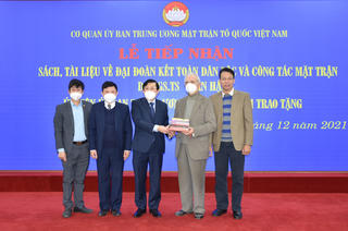 Tiếp nhận tài liệu, tư liệu quan trọng về công tác Mặt trận