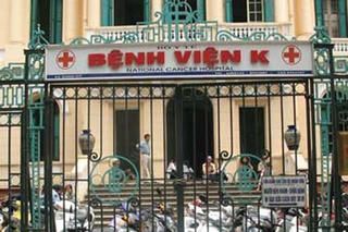 Phê bình hộ lý bán khăn mặt giá 10.000 đồng