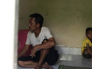 Ông nội nhốt 2 cháu trong nhà rồi lấy hung khí cố thủ