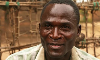 Người đàn ông được trả tiền để 'hại đời' các bé gái