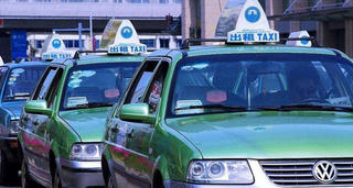 Tài xế taxi tìm mọi cách trả lại 22 triệu khách trả nhầm