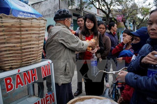 Cụ ông 87 tuổi bán lạc luộc để mua bánh mì phát từ thiện