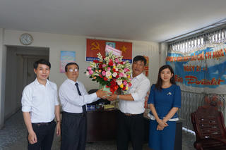 Lãnh đạo tỉnh Khánh Hòa chúc mừng Văn phòng Báo Đại Đoàn Kết tại Nha Trang