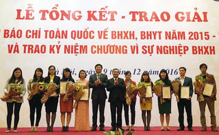 Trao giải 'Giải báo chí toàn quốc về BHXH, BHYT năm 2015 -2016'