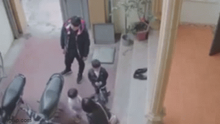 Khoảnh khắc cháu bé không may ngã xuống bể nước ngầm