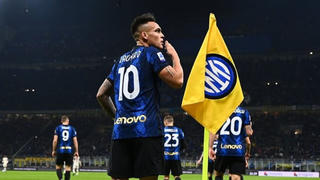 Inter lên đỉnh Serie A bằng đại thắng