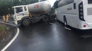 Xe đầu kéo chở gas và xe khách đâm nhau trên đèo Hải Vân