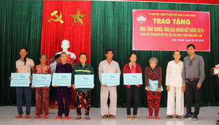Quảng Nam: Trao một tỷ đồng làm nhà cho người nghèo