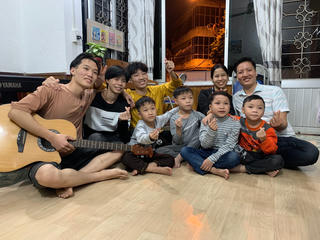 Chuyện đôi vợ chồng trẻ và 7 người con nuôi