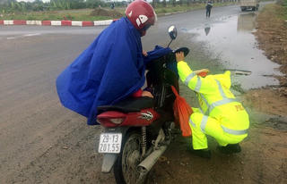 CSGT Hà Nội đưa 3 mẹ con hỏng xe về nhà giữa trời mưa rét