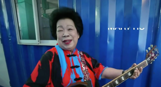 Bà cụ 80 tuổi Singapore chơi nhạc rock