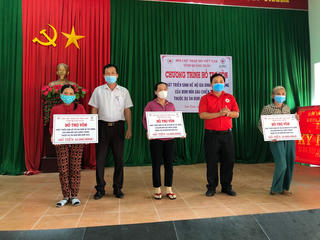 Hỗ trợ sinh kế cho nạn nhân bom mìn năm 2021