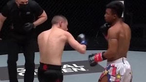 Võ sĩ gây sốc khi đứng yên chịu đòn nhưng vẫn... chiến thắng