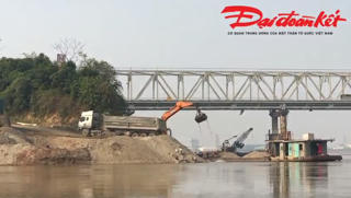 Phú Thọ: Bãi tập kết vật liệu xây dựng hoạt động trái phép dưới chân cầu Phong Châu