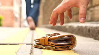 Nhặt được 32 triệu đồng, cô giáo ở Hà Tĩnh lên mạng tìm người đánh rơi