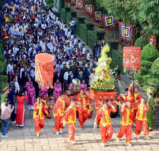 Người dân TP Hồ  Chí Minh nô nức dâng hương giỗ Tổ Hùng Vương