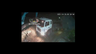 Thùng xe ben bất ngờ bị lật, lơ xe thoát chết 