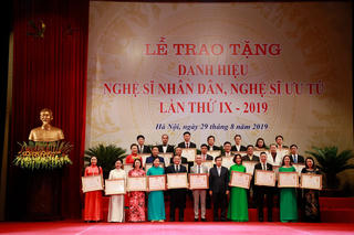 Buồn vui danh hiệu