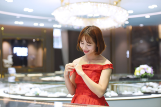 Với trang sức kim cương 8 Hearts & 8 Arrows, ai cũng có thể tỏa sáng