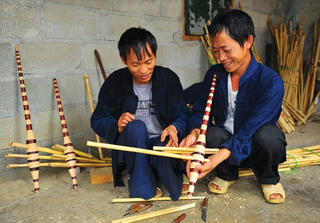 Chế tác khèn Mông