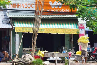 Đau lòng chuyện mẹ già 85 tuổi ôm đơn đi kiện con gái